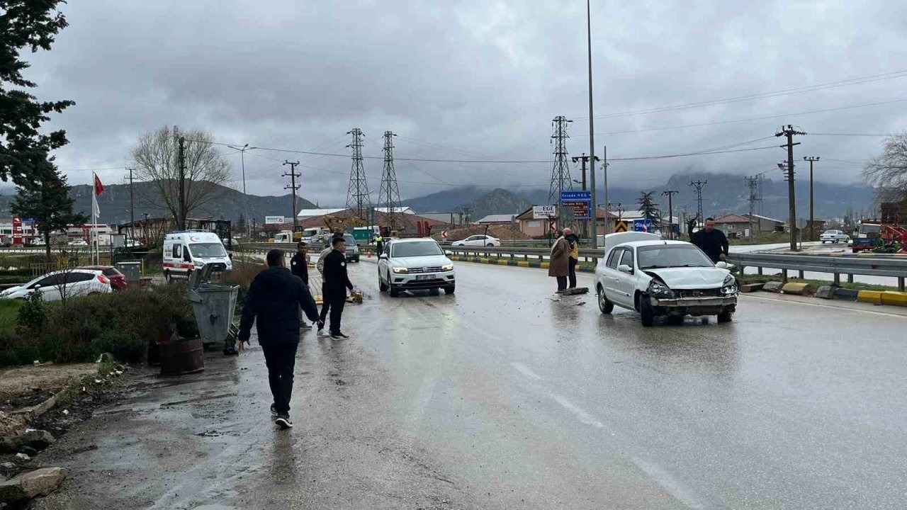 Eğirdir’de otomobil bariyerlere çarptı: 1 yaralı