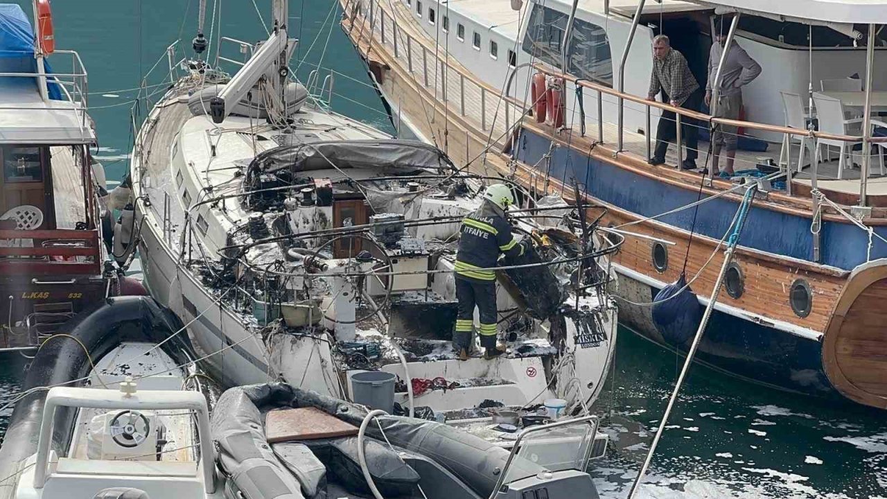 Fethiye’de göçmen kaçakçılığı yapılan tekne yandı