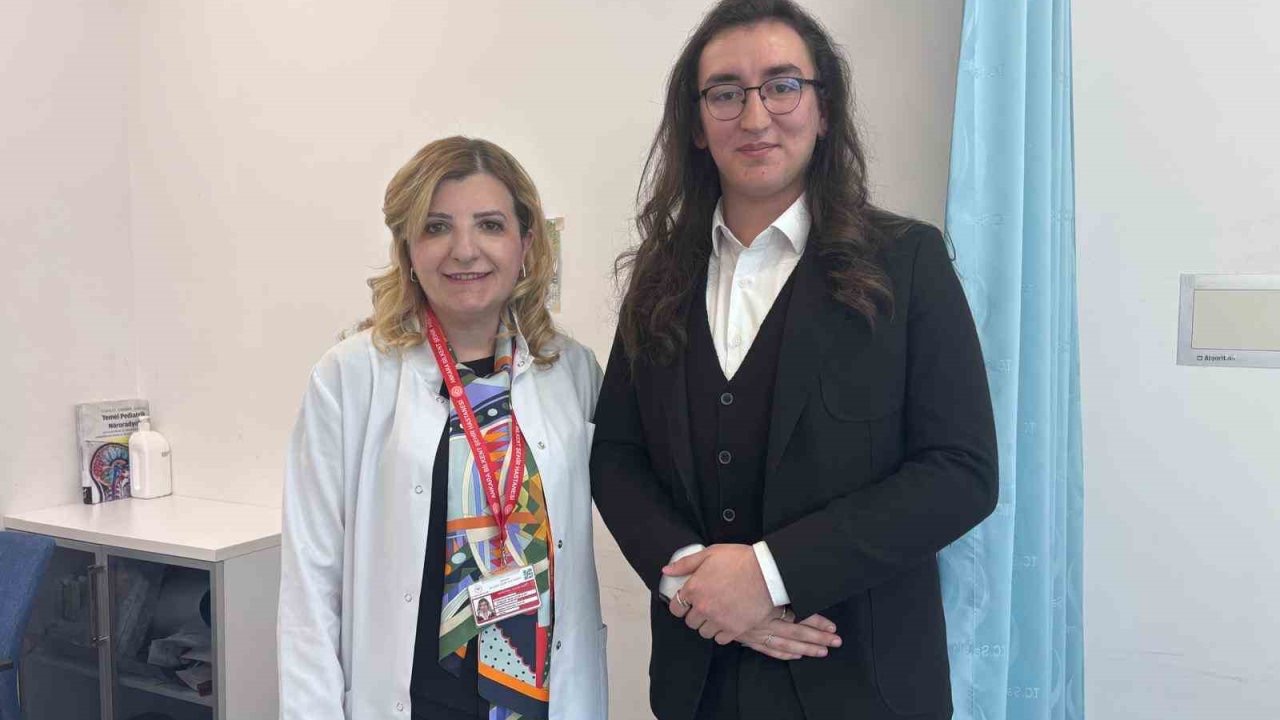 Görme kaybı yaşarken ders çalıştı, şimdi doktorlarıyla meslektaş olmayı hedefliyor