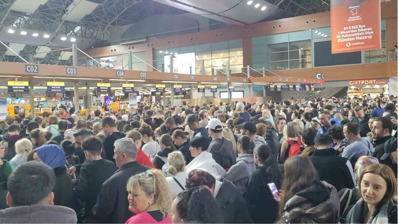 Havalimanında 127 sefer iptal edildi, yolcular terminalde kaldı