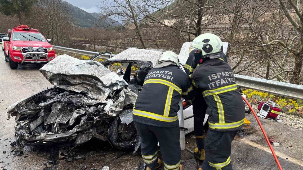 Isparta-Antalya kara yolunda feci kaza: 2 ölü, 4 yaralı