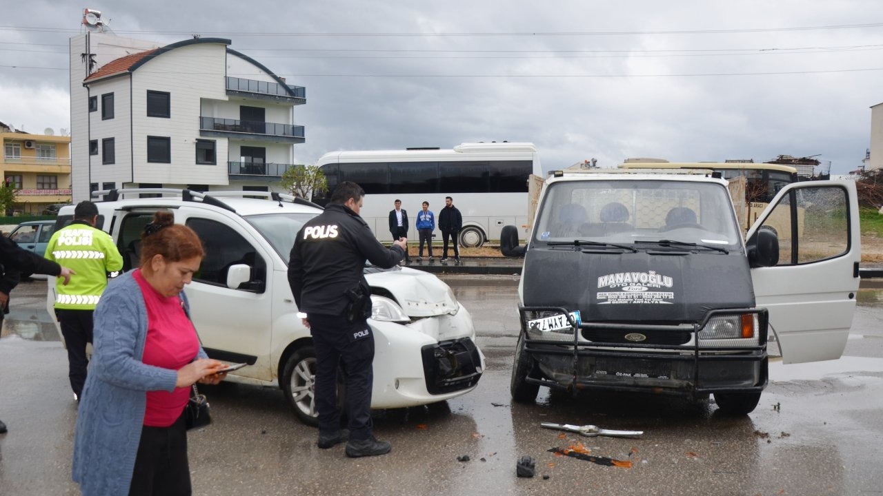 Kamyonet ile hafif ticari araç çarpıştı: 1 yaralı