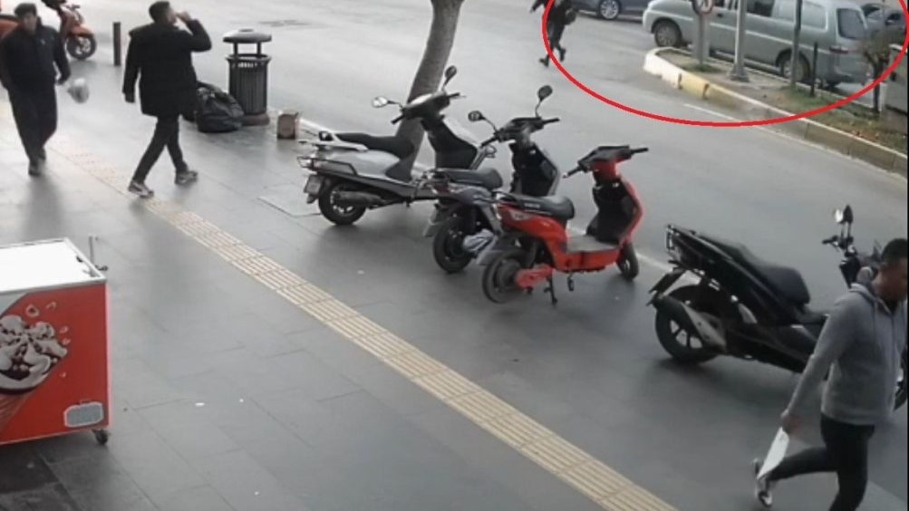 Kırmızı ışıkta geçen kamyonet ile otomobilin çarpışma anı kamerada: 1 yaralı