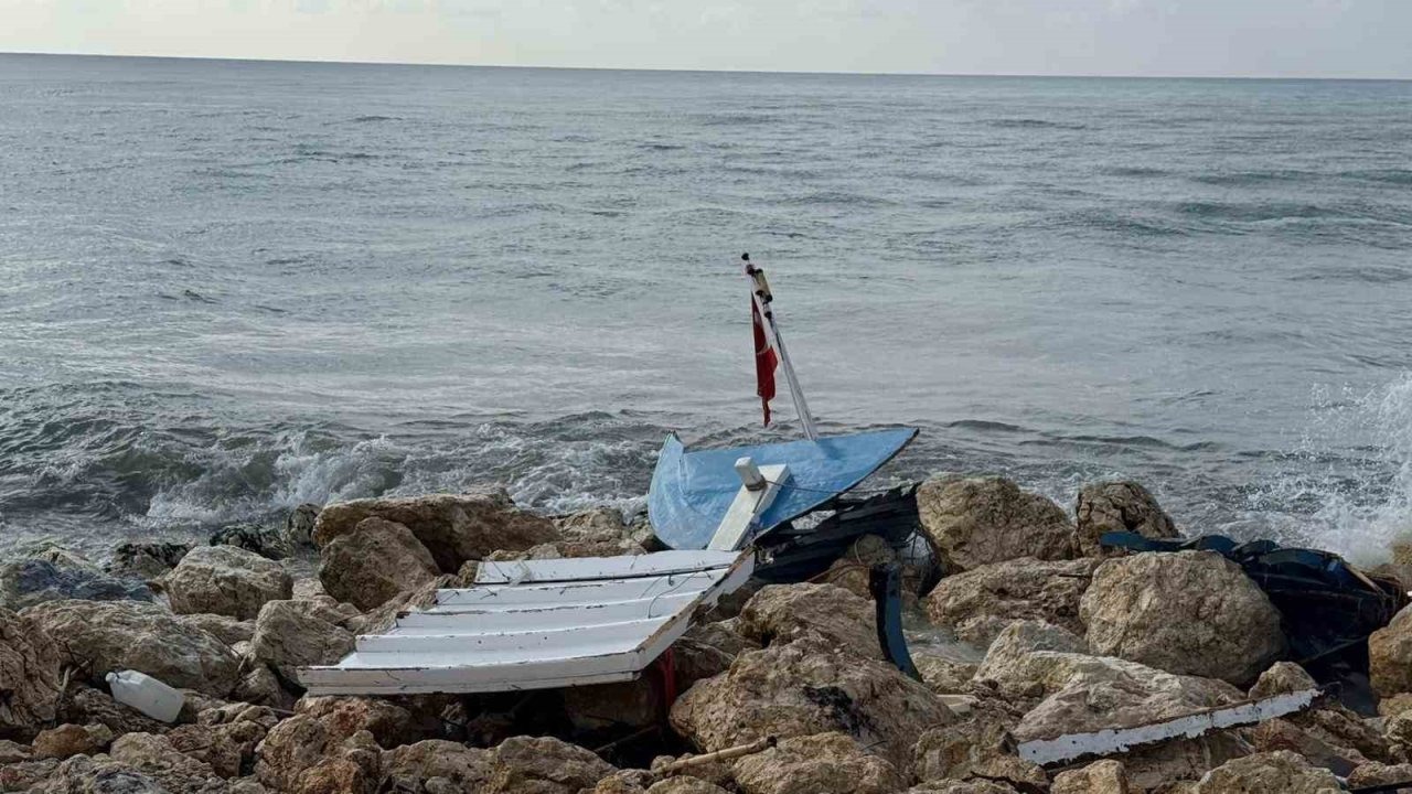 Kıyıya yanaşmak istedikleri tekne kayalıklara çarpıp paramparça oldu