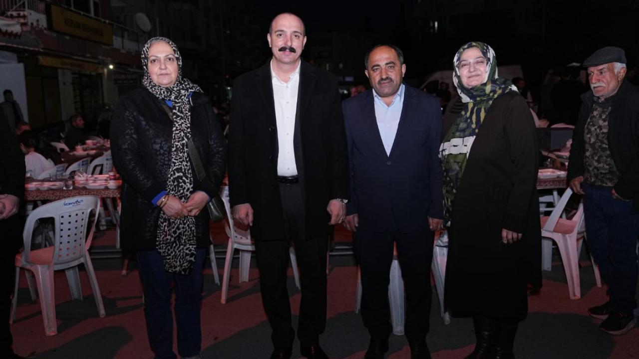 Konyaaltı Belediye Başkanı Cem Kotan, Antalya Erzurumlular Derneği'nin düzenlediği iftar yemeğine katıldı. Başkan Kotan, tüm dernek üyeleri tarafından ilgiyle karşılandı.