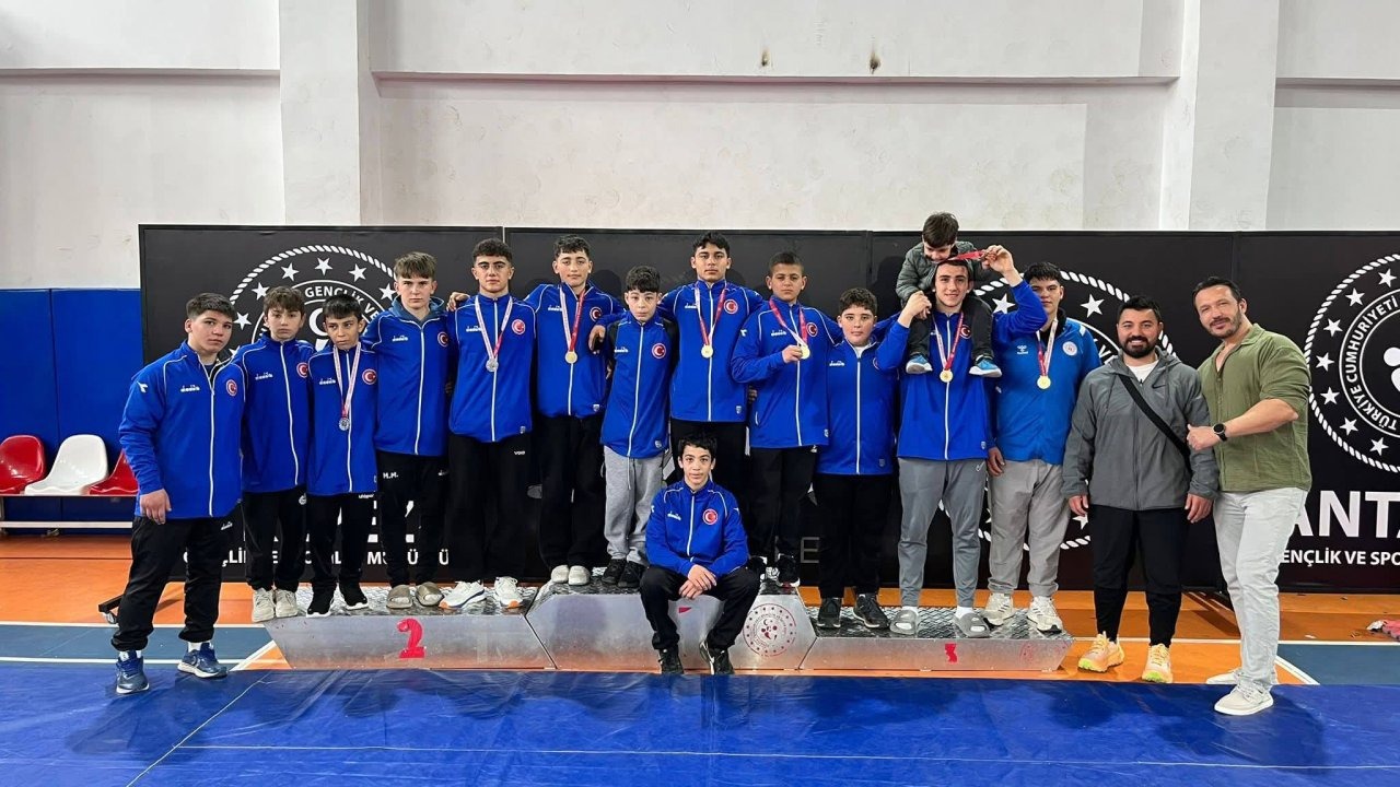 Korkutelili pehlivanlar Antalya şampiyonu