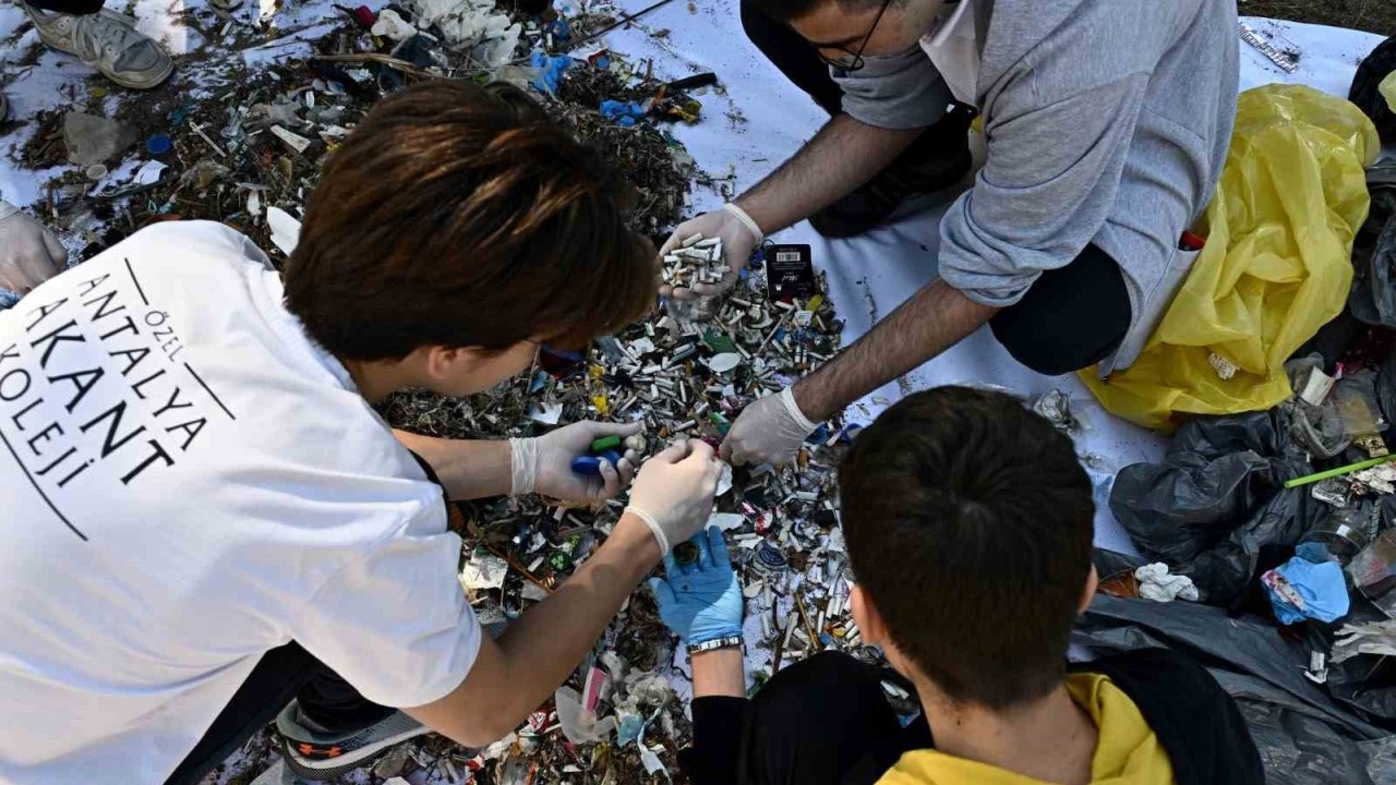 Lara Sahili’nde öğrencilerden bilimsel temizlik