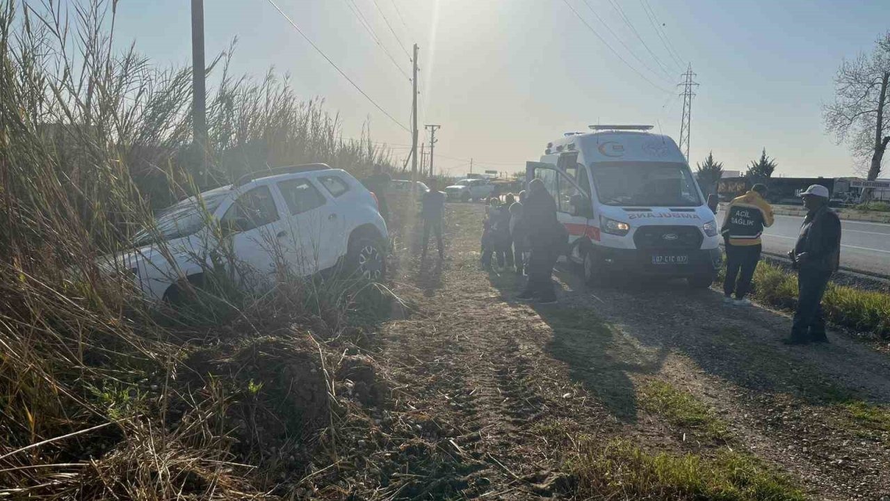 Manavgat’ta otomobil tarlaya uçtu, sürücü kazayı burnu bile kanamadan atlattı