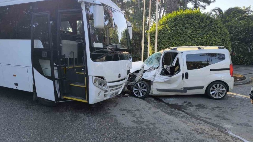 Manavgat’ta servis otobüsü ile hafif ticari araç çarpıştı