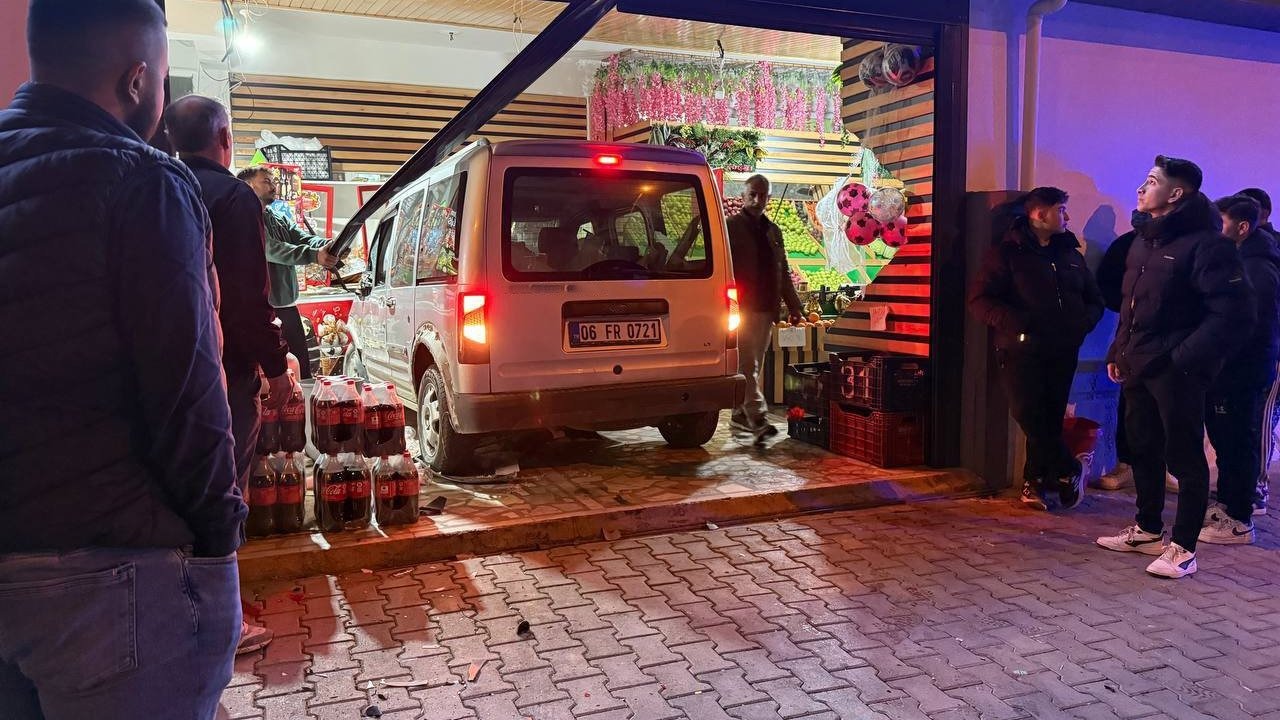 Markete aracıyla girdi