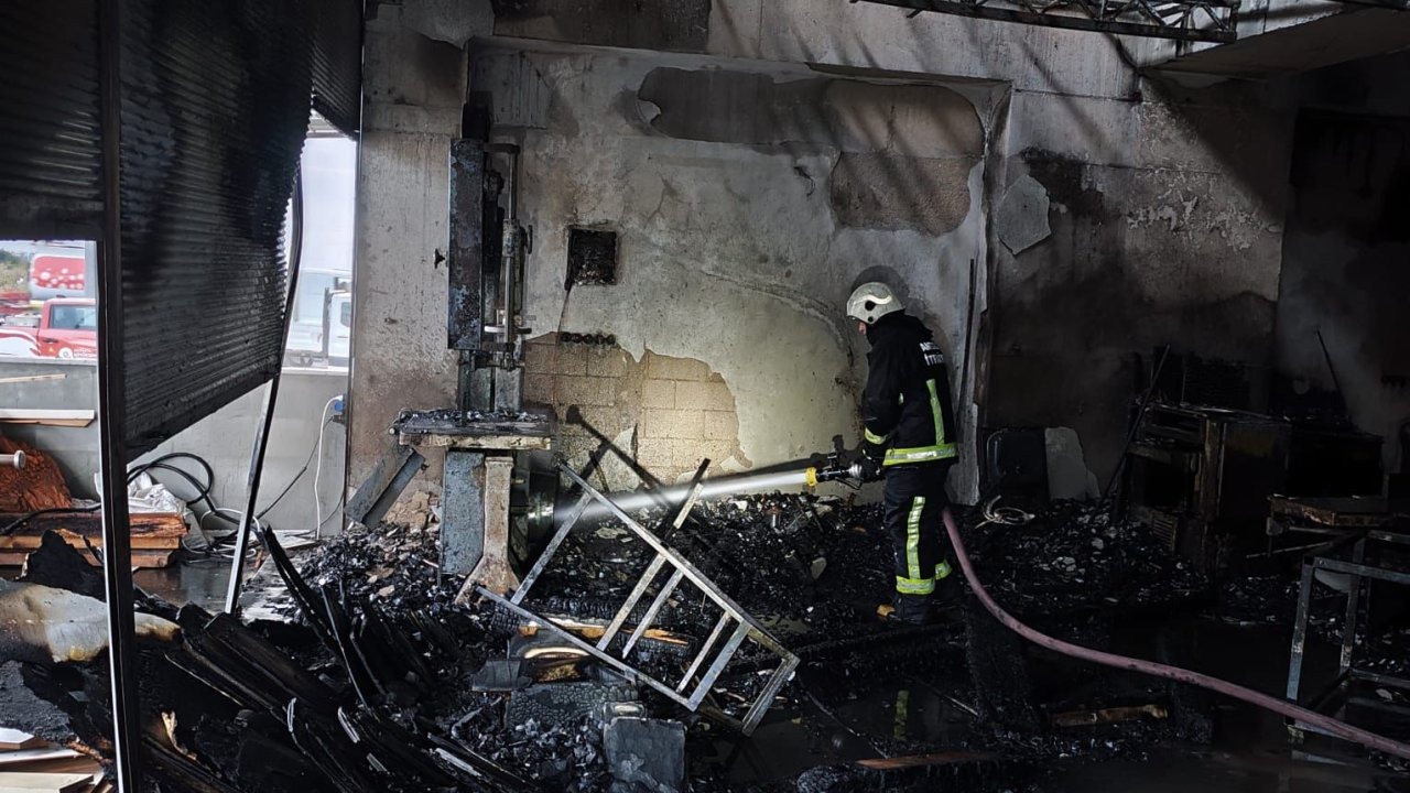 Mobilya atölyesindeki yangını itfaiye söndürdü