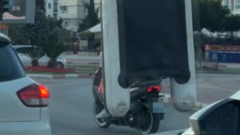 Motosiklet üzerinde şişme botla tehlikeli yolculuk