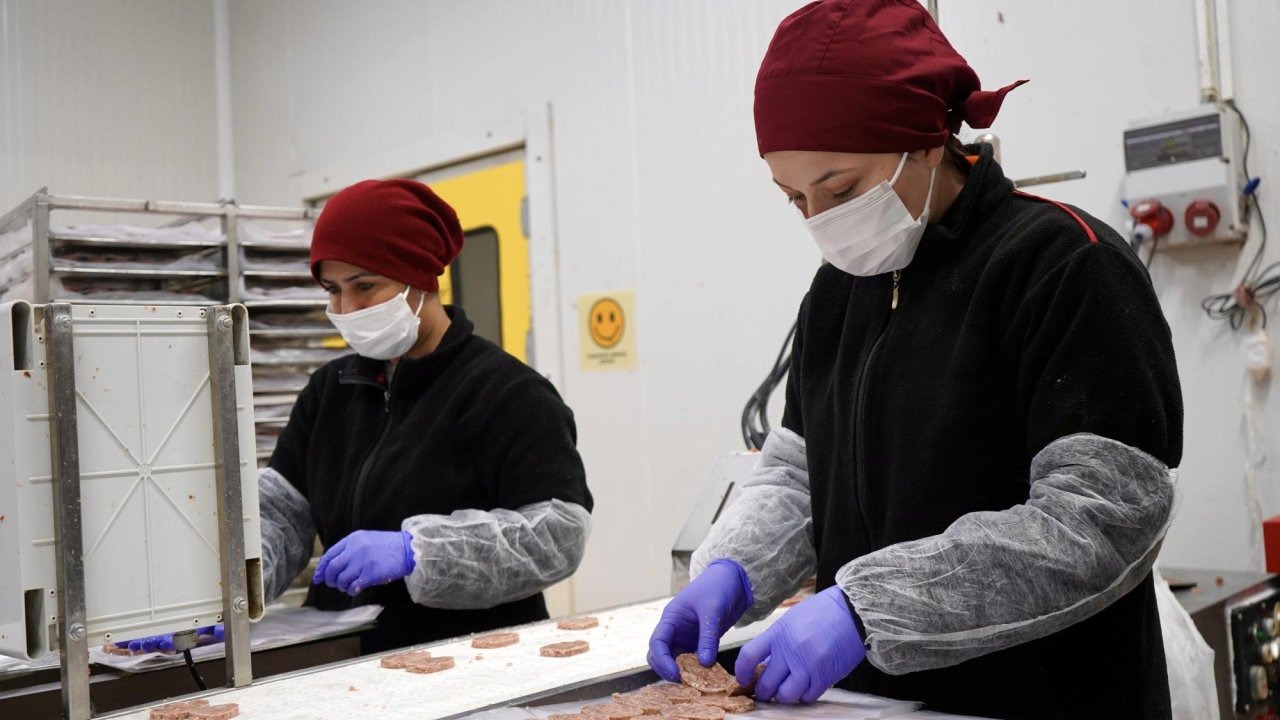 Sanayide kadın gücü; hem üretiyorlar hem de aile ekonomisine katkı sağlıyor