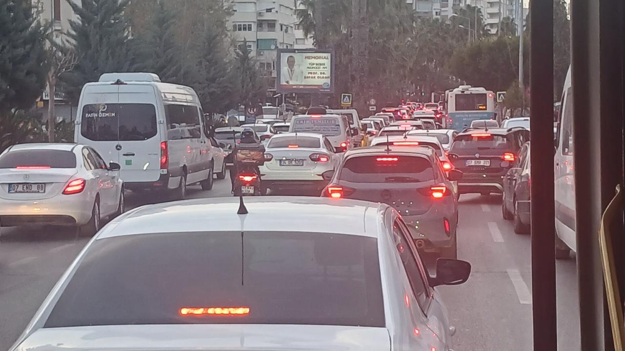 Trafik problemi devam ediyor!