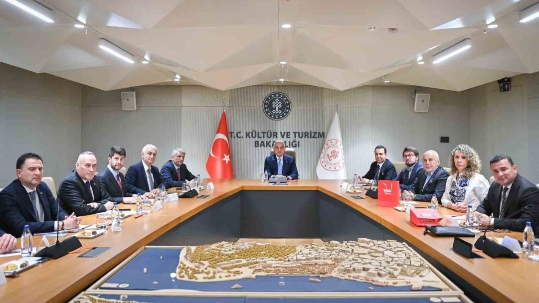 Turizmde yeni yol haritası! Bakan Ersoy'dan kritik toplantı