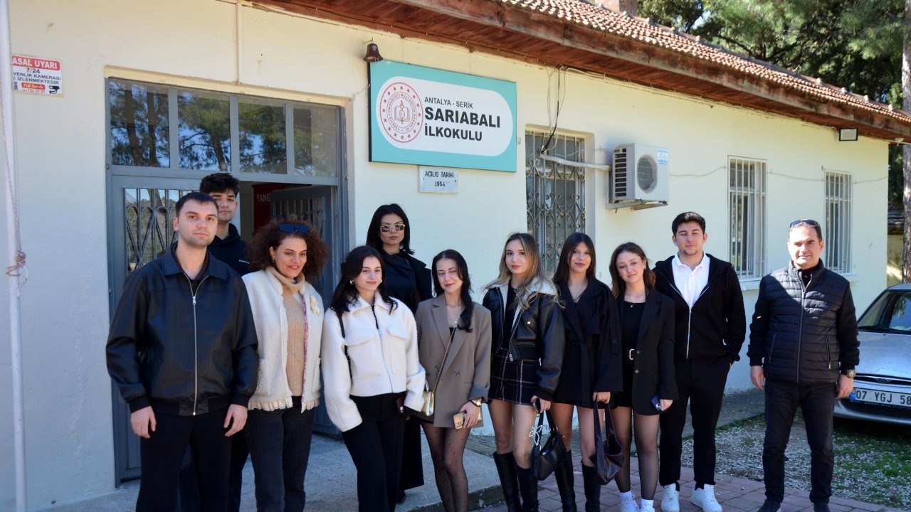 Üniversite öğrencileri ilkokulun kapılarını boyadı