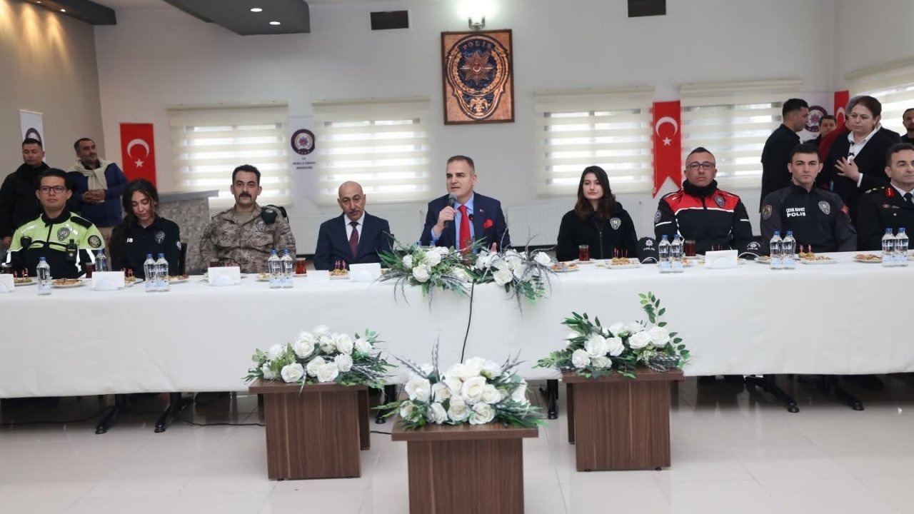 Vali Akbıyık bayramda güvenlik güçleri ile bir araya geldi