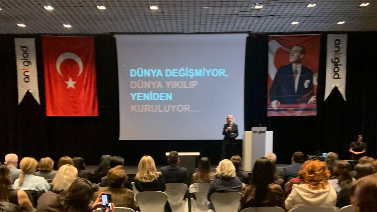 Yapay Zekâ değiştirir, kadın dönüştürür