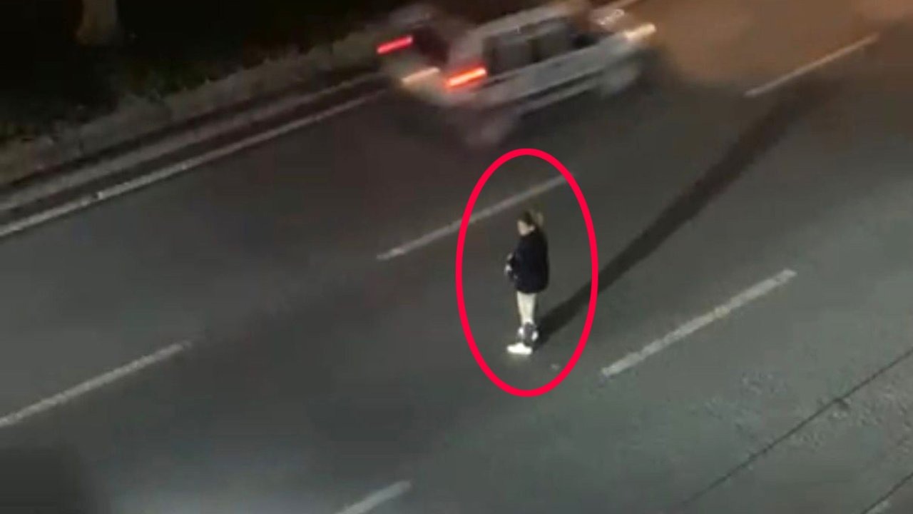 Yol ortasında bekledi, sürücülere zor anlar yaşattı