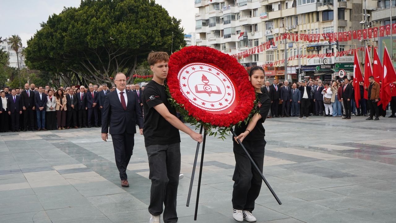 23 Nisan kutlamaları Antalya’da çelenk töreniyle başladı
