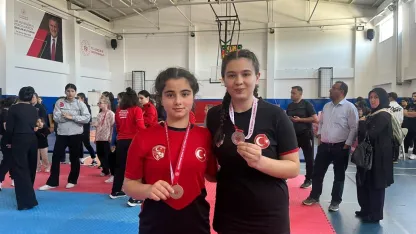 Serikli güreşçilerden 2 madalya