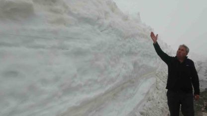 Yaz şehri Mersin’de kar 2 metreyi aştı