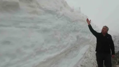 Yaz şehri Mersin’de kar 2 metreyi aştı