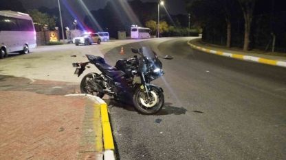 Serik’te midibüs ile çarpışan motosikletli yaralandı