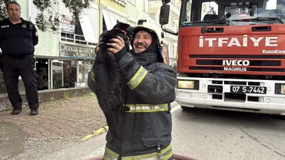 Kalp masajıyla kediyi yaşama bağlayan itfaiye erinin mutluluğu