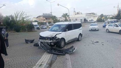 Hafif ticari araçla çarpışan otomobilin sürücüsü yaralandı