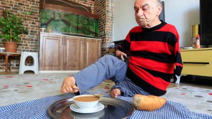 Onu görenler azmine hayran kalıyor: Ayaklarıyla tıraş oluyor, yemek yiyor, para üstü veriyor