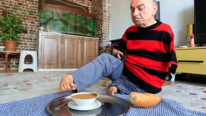 Onu görenler azmine hayran kalıyor: Ayaklarıyla tıraş oluyor, yemek yiyor, para üstü veriyor