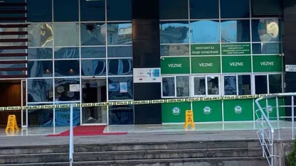 Elindeki pompalı tüfekle belediye binasına ateş açtı