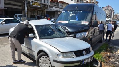 Tur minibüsüyle otomobil çarpıştı: 2 yaralı