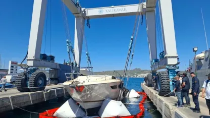 Bodrum'da marinadaki yangında batan 7 motoryatın enkazı kaldırılıyor