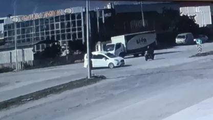 Motosiklet ile hafif ticari araç çarpıştı: 1 yaralı