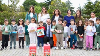 Başkan Vekili Çiçek miniklerle birlikte atık pil topladı