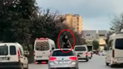 Seyir halindeki aracın üzerinde dans etti