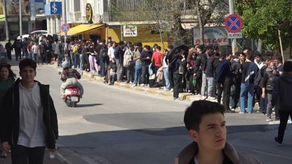 Antalya’da indirimli ikinci el giyim mağazası açılışı yoğun ilgi nedeniyle izdihama dönüştü