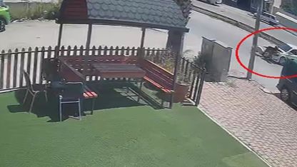 Otomobille motosikletin çarpıştığı kaza güvenlik kamerasında: 1 yaralı