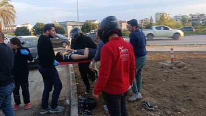 Çarpmanın etkisiyle 20 metre fırlayıp refüjdeki toprağa düşüp hayata tutundular: 2 yaralı