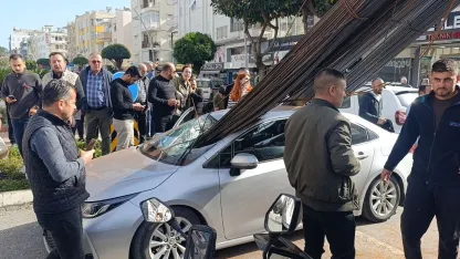 Kamyonun üzerindeki inşaat demirleri seyir halindeki otomobile ’ok’ gibi saplandı