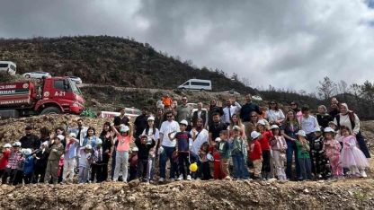 Minikler fidan dikip çilek topladı