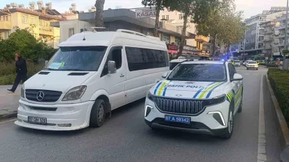 Manavgat’ta motosiklet ile minibüs çarpıştı: 1 yaralı