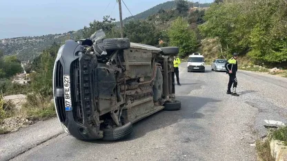 Alanya’da refüje çarpan hafif ticari araç devrildi: 1 yaralı