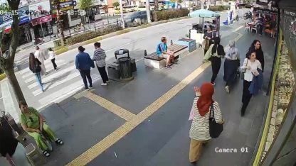 Yayalara çarpan motosiklet sürücüsü yaralılar yerde yatarken olay yerinden kaçtı