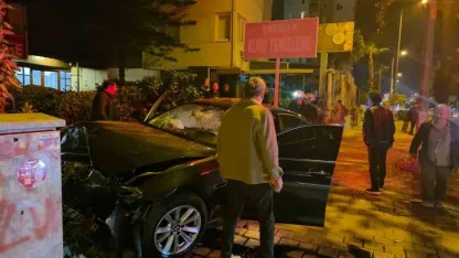 Antalya’da kontrolden çıkan lüks otomobil duvara çarptı: 1 ölü