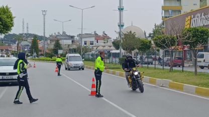 Motosikletini uygulama yapan polislerin üzerine sürüp kaçtı