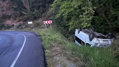 Minibüs yoldan çıktı: 2 yaralı