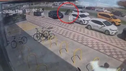 Önünde yavaşlayan araçlara çarpmamak için kaza yaptı